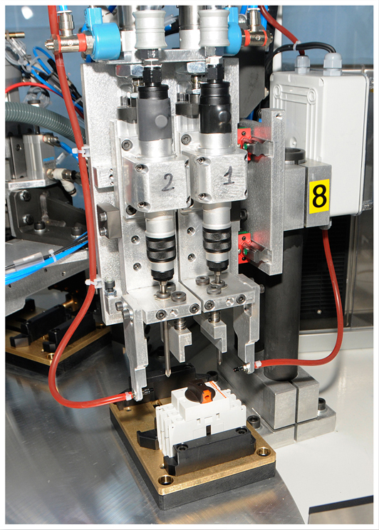 Macchina a tavola rotante a 10 stazioni per collaudo sezionatore 3