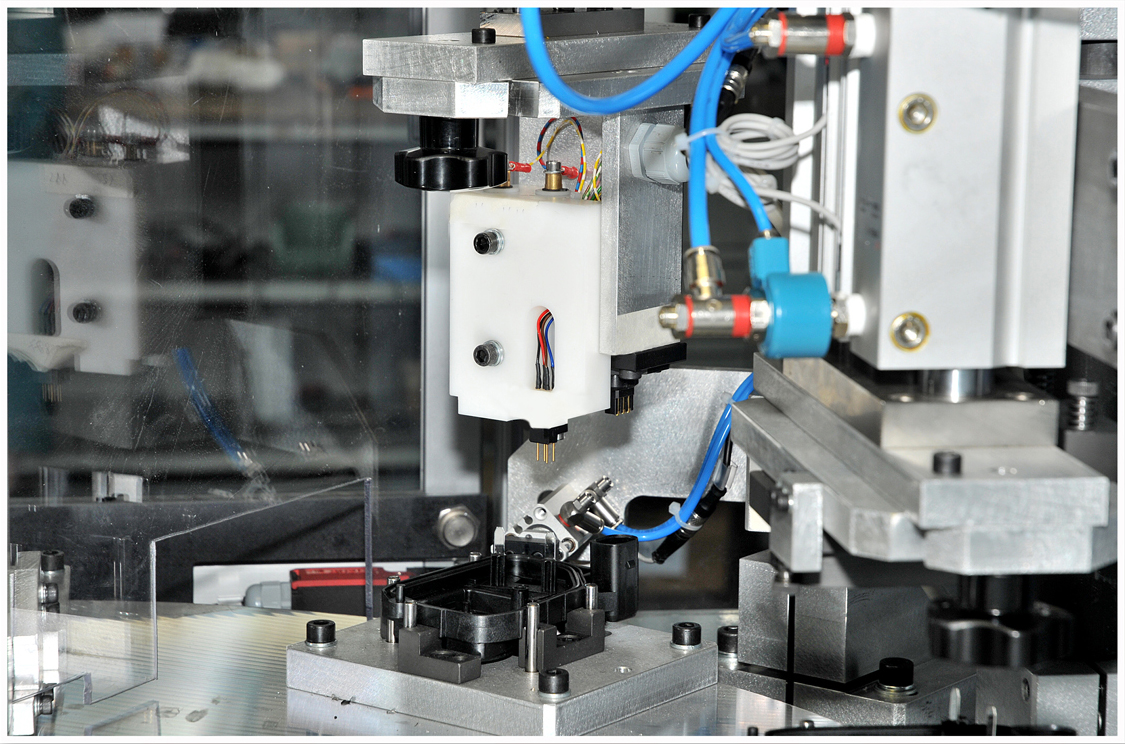 Macchina a tavola rotante a 8 stazioni per collaudo cover 5