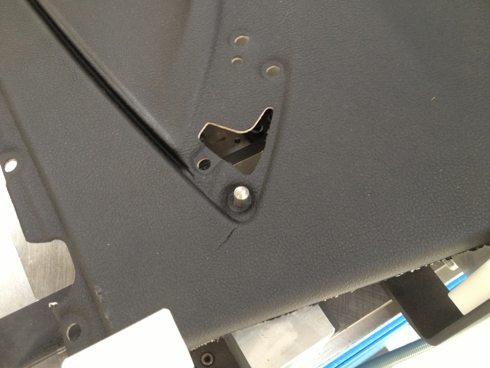 Cauterizzazione e tranciatura pannello sportello auto 3