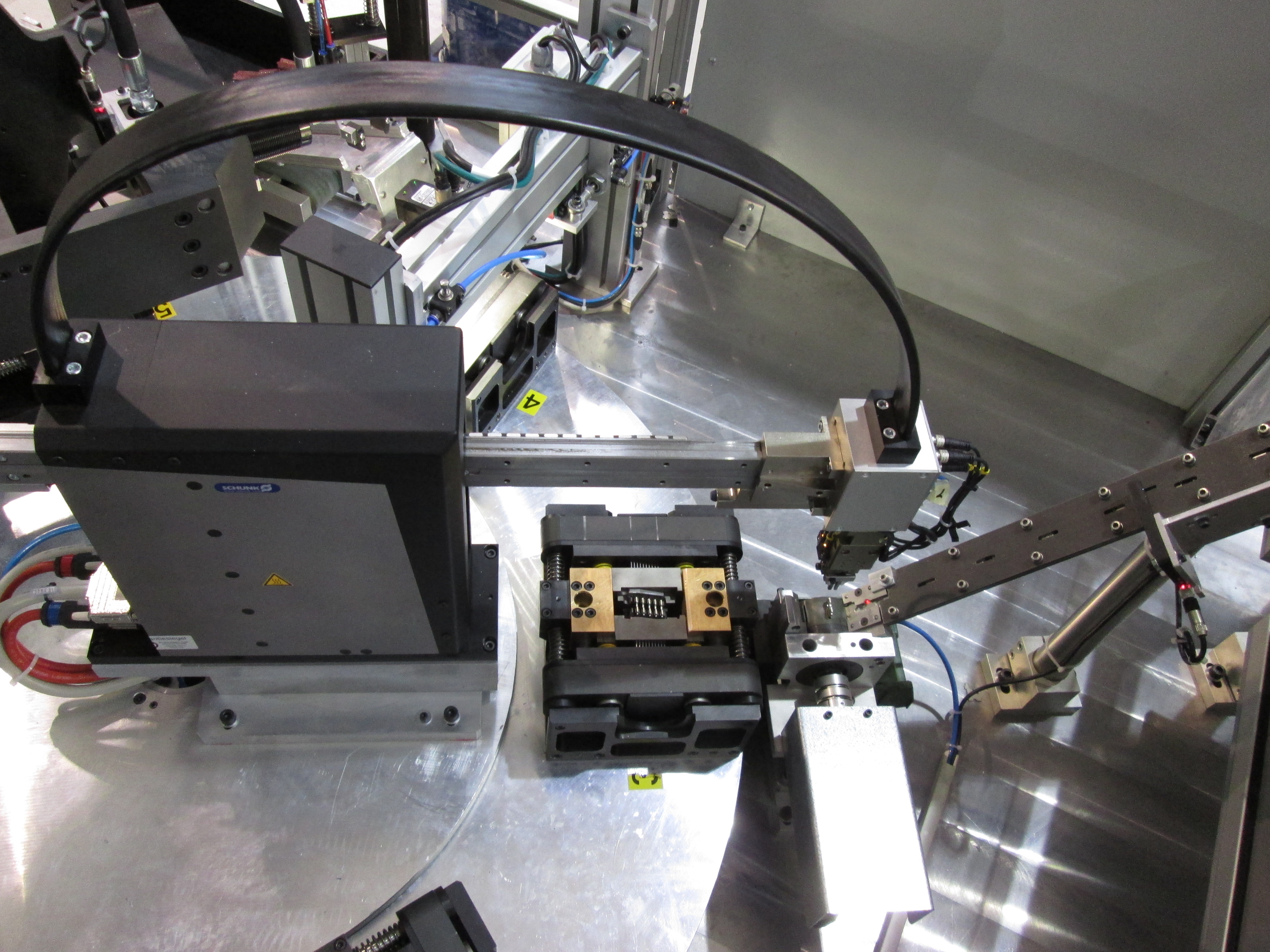 Macchina per assemblaggio camera d'arco 4