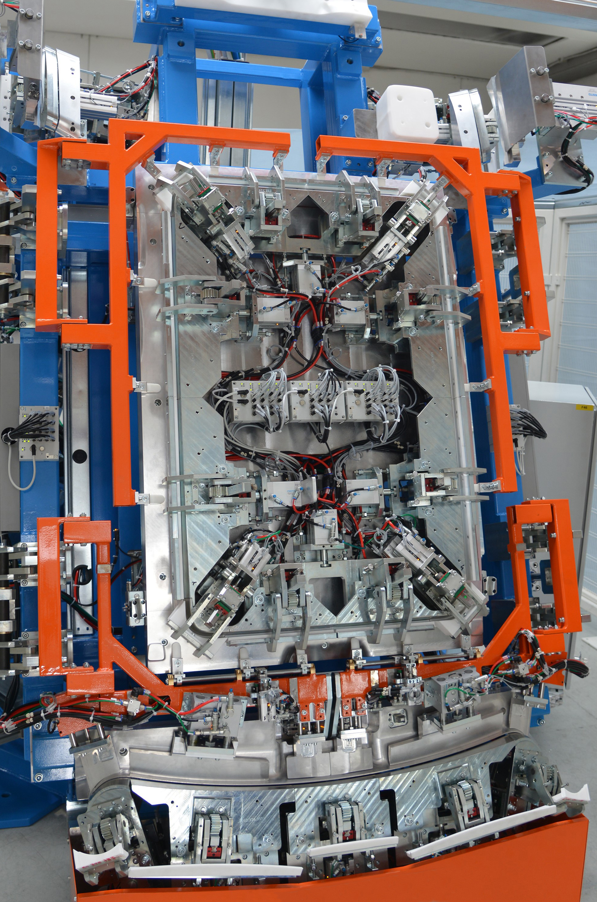 Ribordatrice a 3 stazioni con base rotante 3