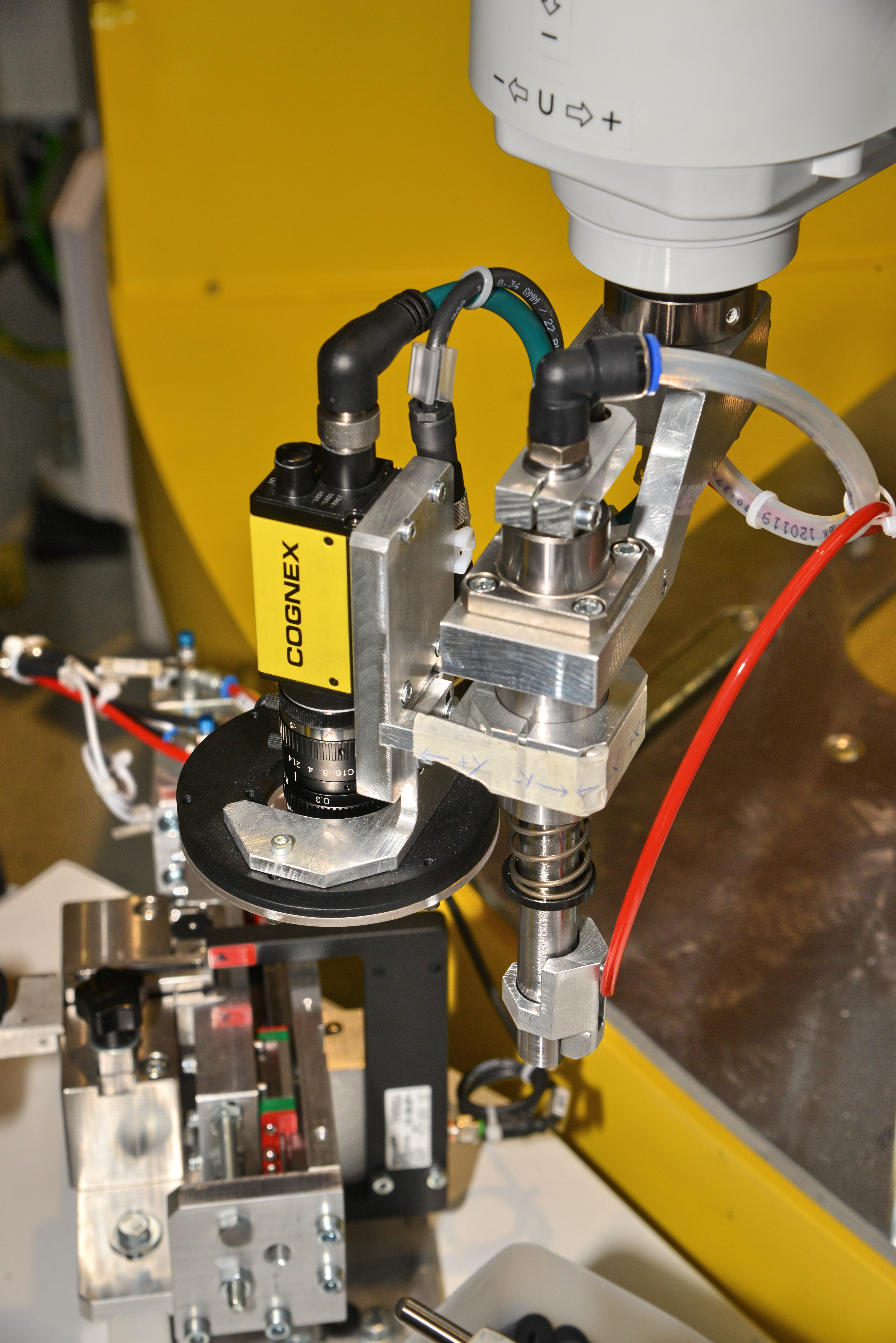 Macchina per assemblaggio viti, rondelle e clips su pannelli 5