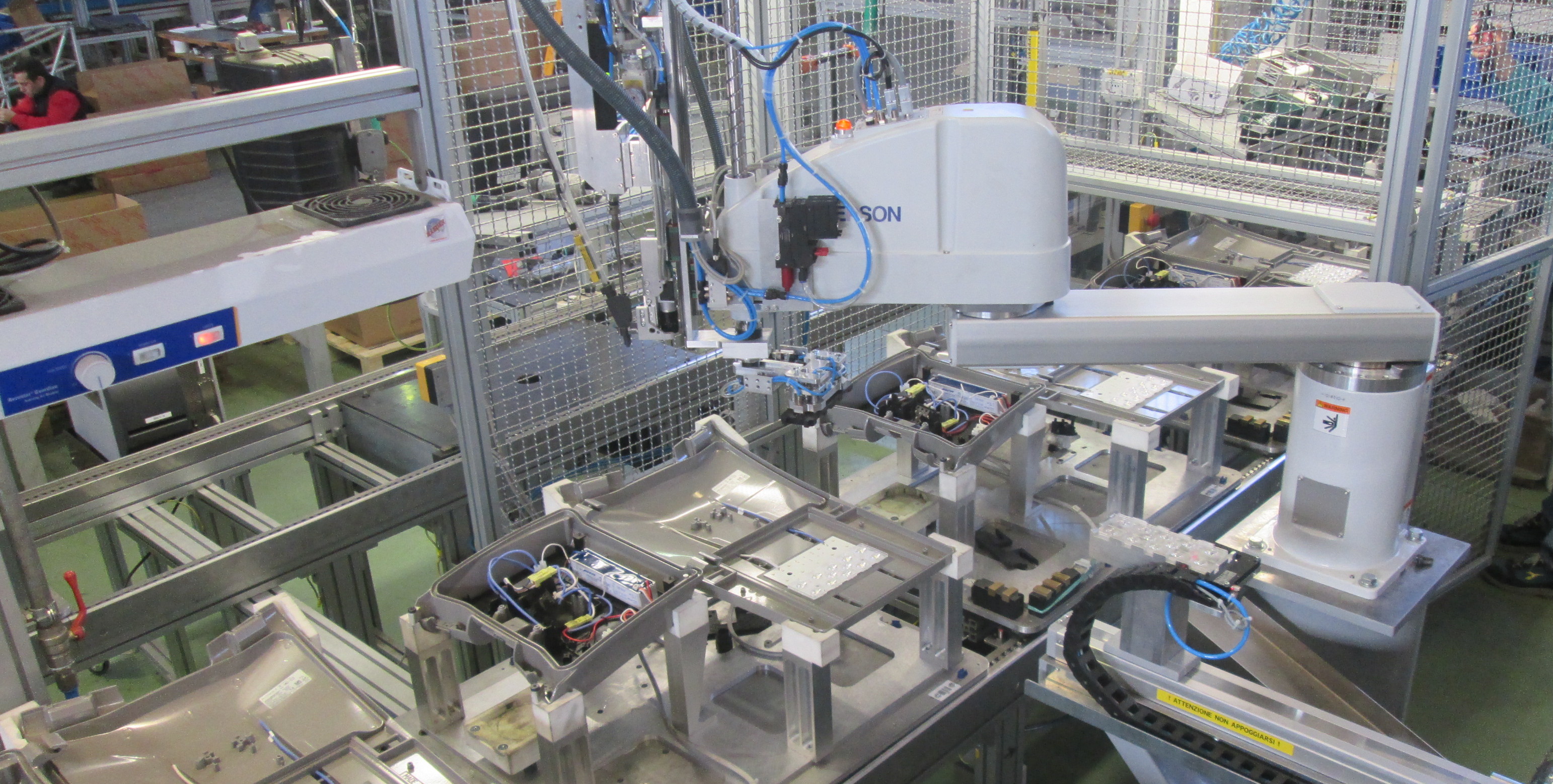 Stazione lenti e avvitatura